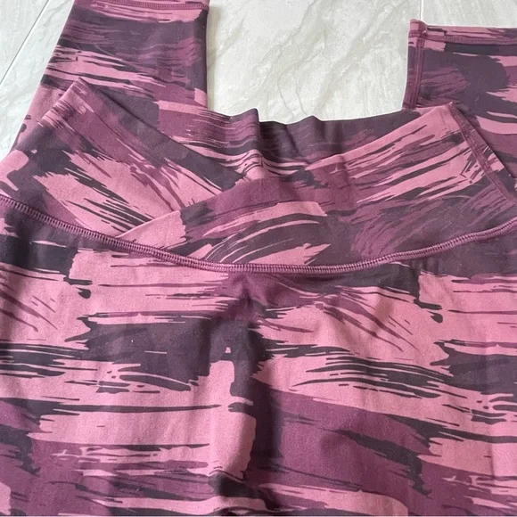 Alphalete Surface Power Legging in Burgundy Canvas Camo - Picture 4 of 8